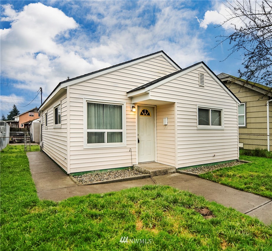 324 Douglas Street Longview, WA 98632 - Photo 1 of 19 Gallery Image 1