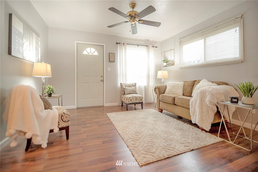324 Douglas Street Longview, WA 98632 - Photo 3 of 19 Gallery Image 3
