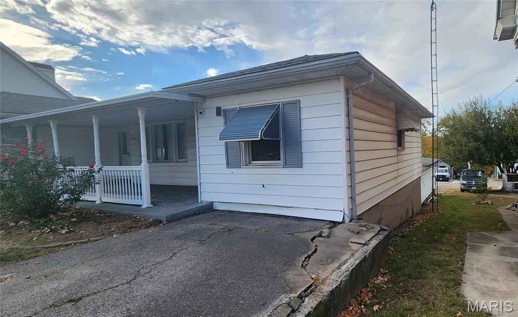 925 Swanwick Street Chester, IL 62233 - Photo 3 of 26