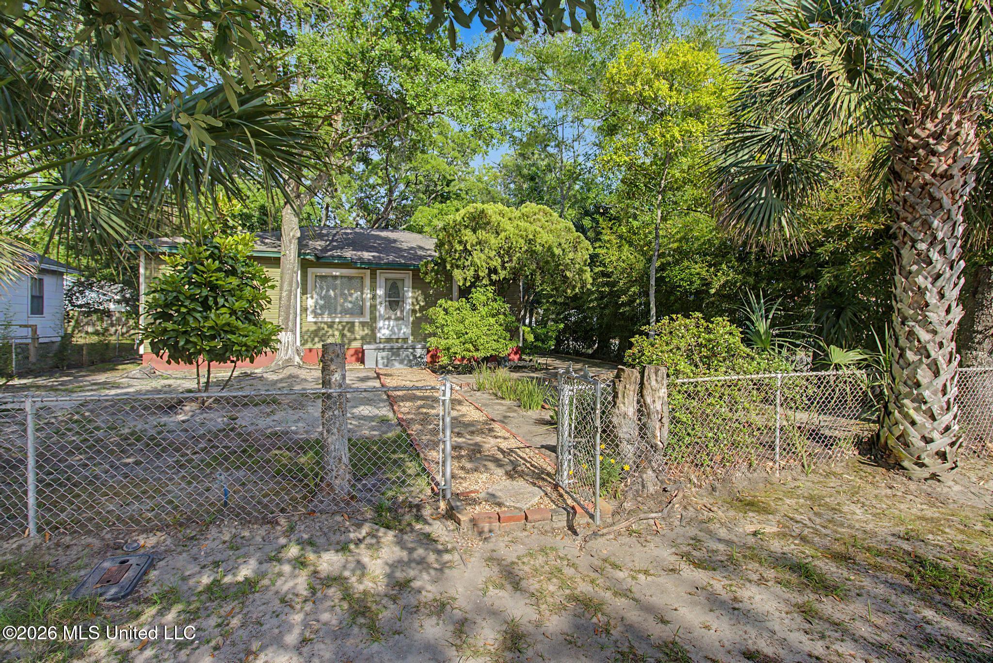 166 Violet Street Biloxi, MS 39531 - Photo 3 of 27 IMG_7814
