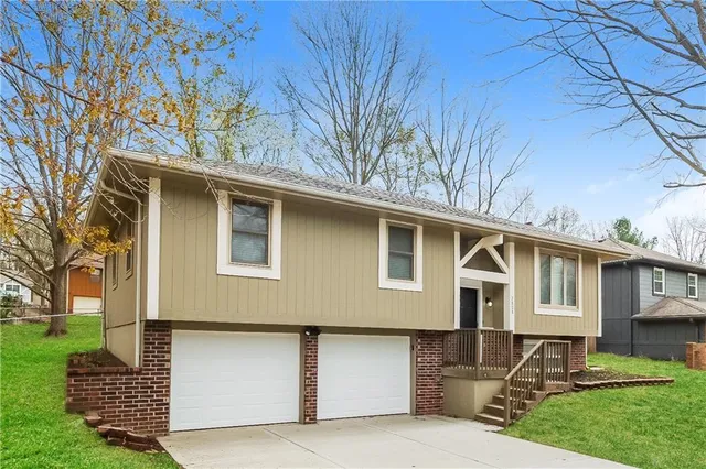 $2,075 | 2808 Southeast 2nd Street, Blue Springs, MO 64014