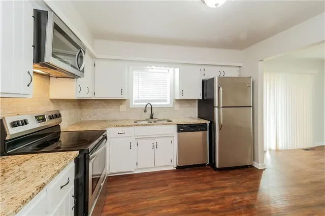 $2,075 | 2808 Southeast 2nd Street, Blue Springs, MO 64014