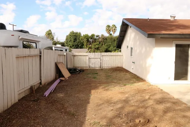 a view of a backyard