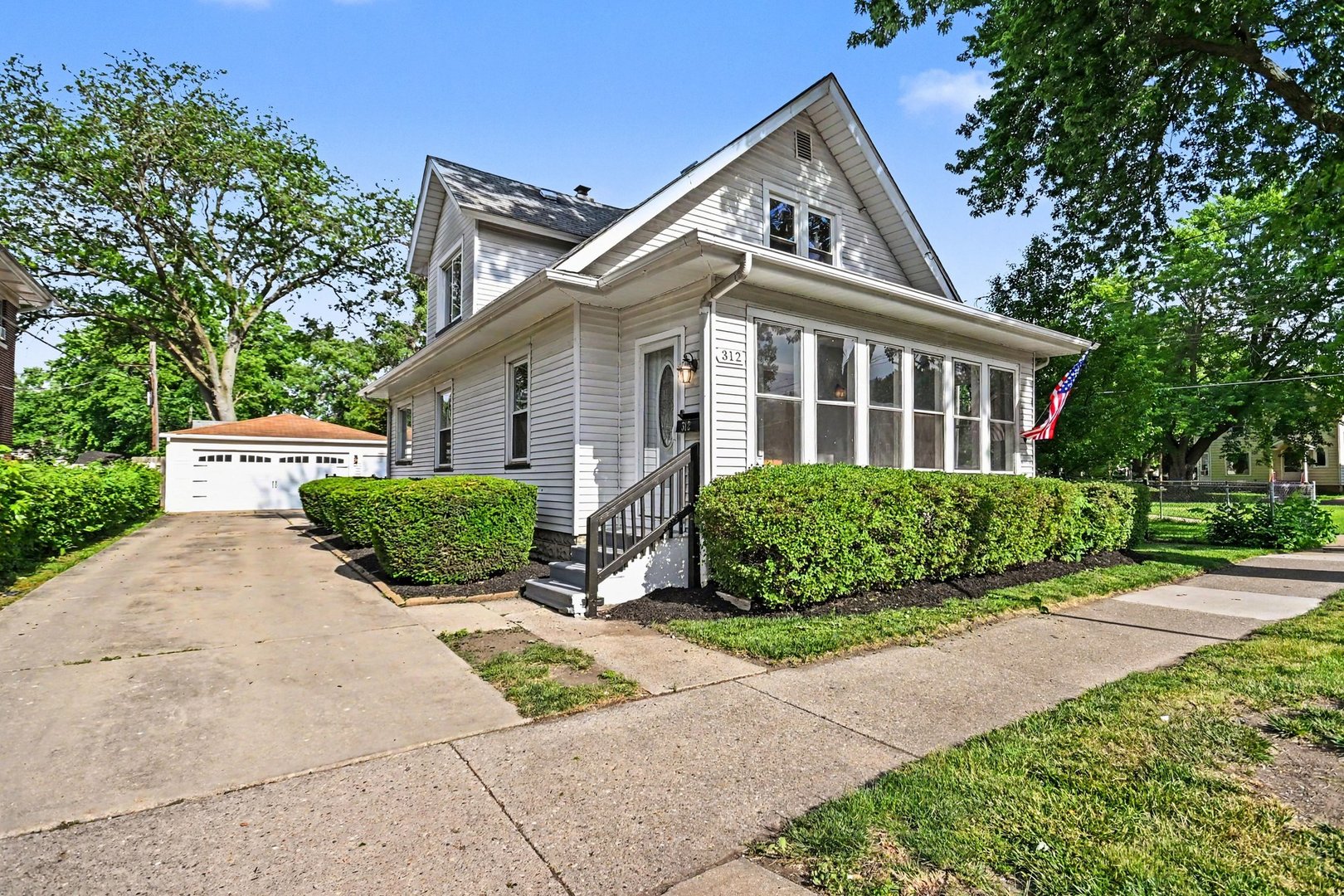 312 North Locust Street Aurora, IL 60506 - Photo 1 of 25
