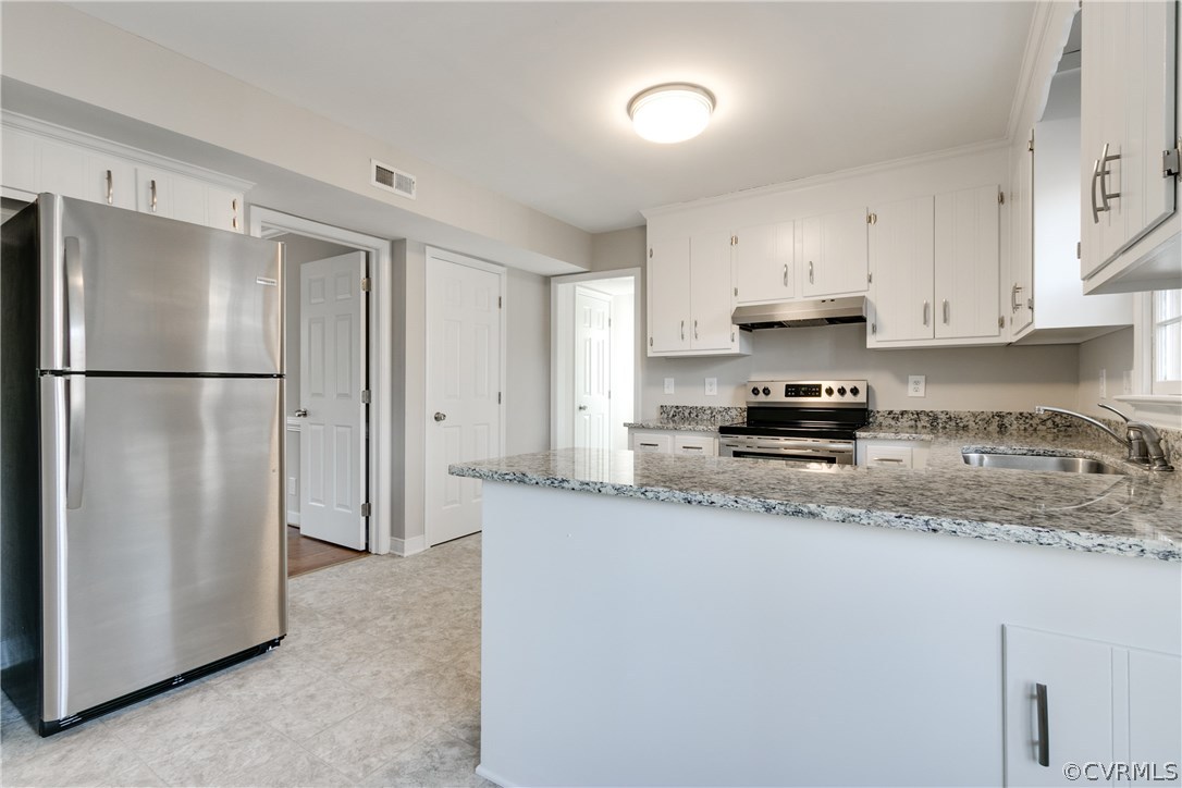 1018 Ashbrook Landing Road Midlothian, VA 23114 - Photo 10 of 46 a kitchen with stainless steel appliances granite countertop a refrigerator a stove a sink and a refrigerator