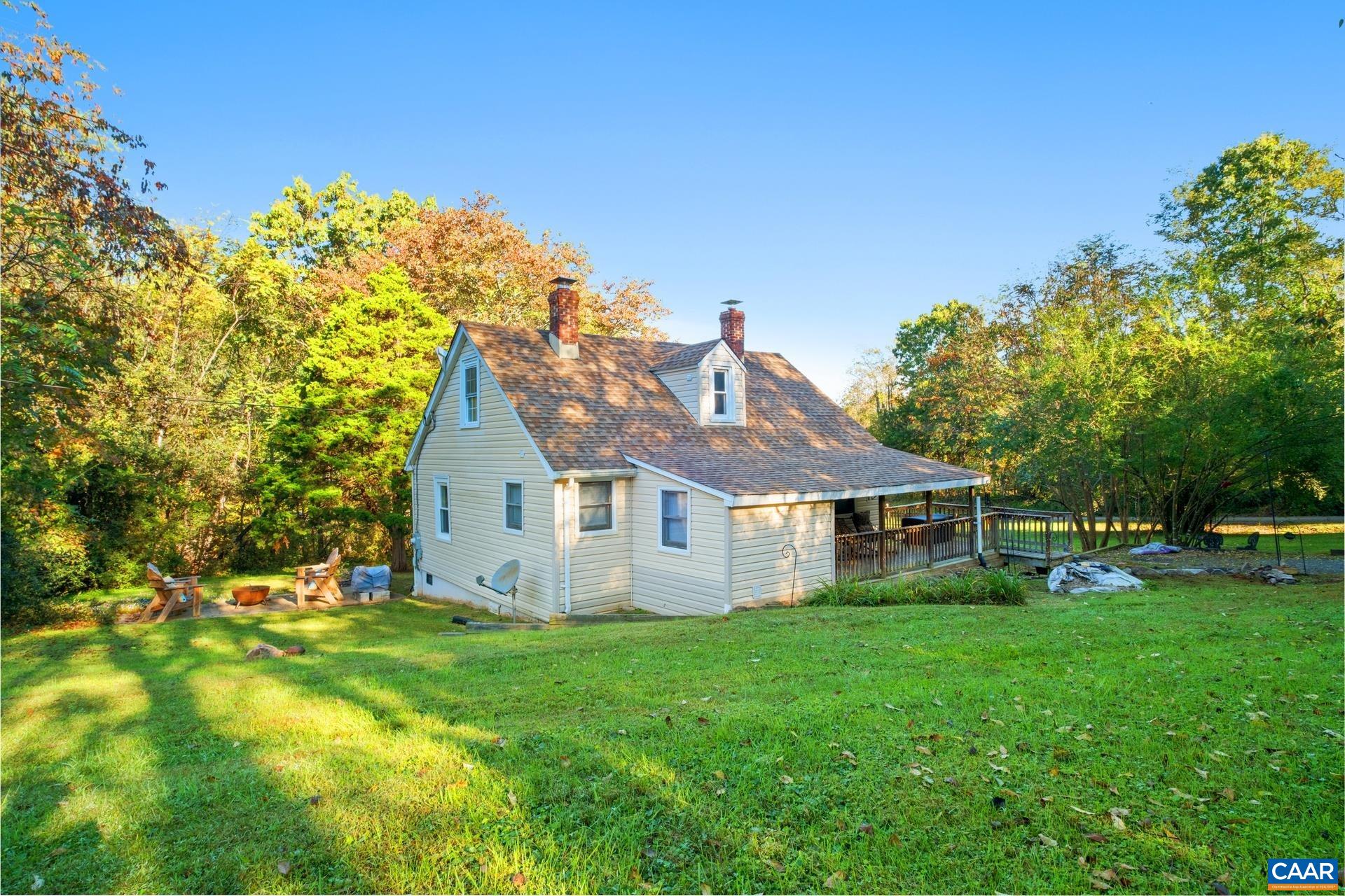 a view of a house with backyard and garden