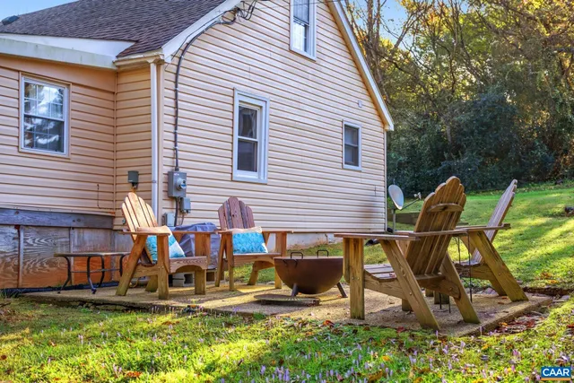 a view of a house with backyard