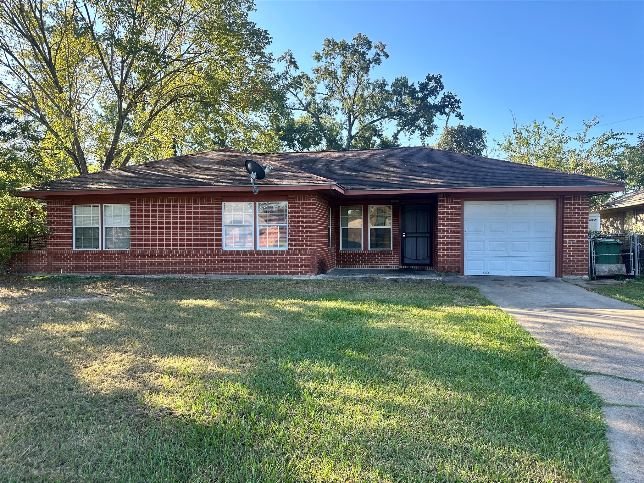 9314 Woodlyn Road Houston, TX 77078 - Photo 2 of 7 a front view of a house with a garden