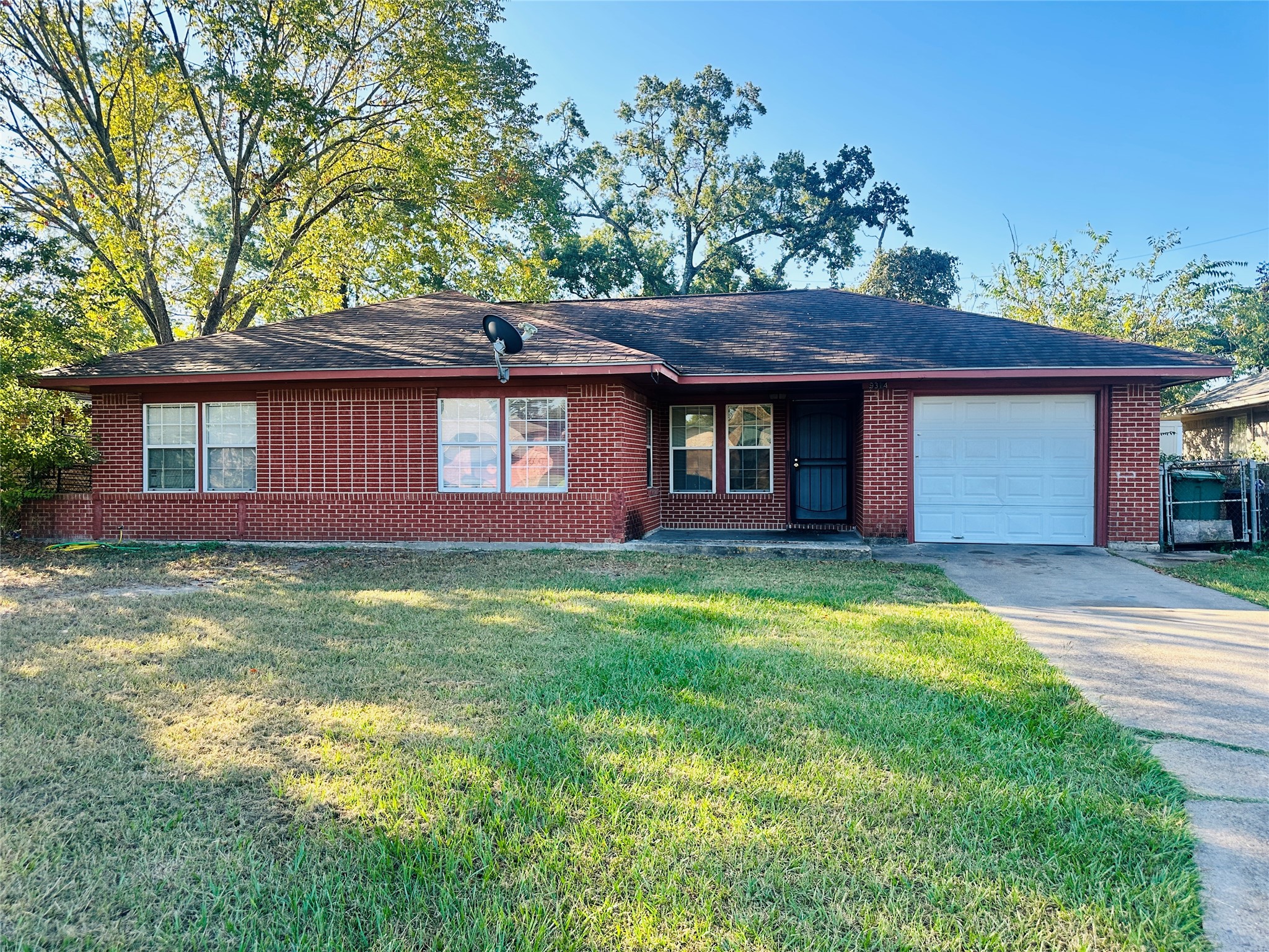 9314 Woodlyn Road Houston, TX 77078 - Photo 3 of 7 a front view of a house with a garden