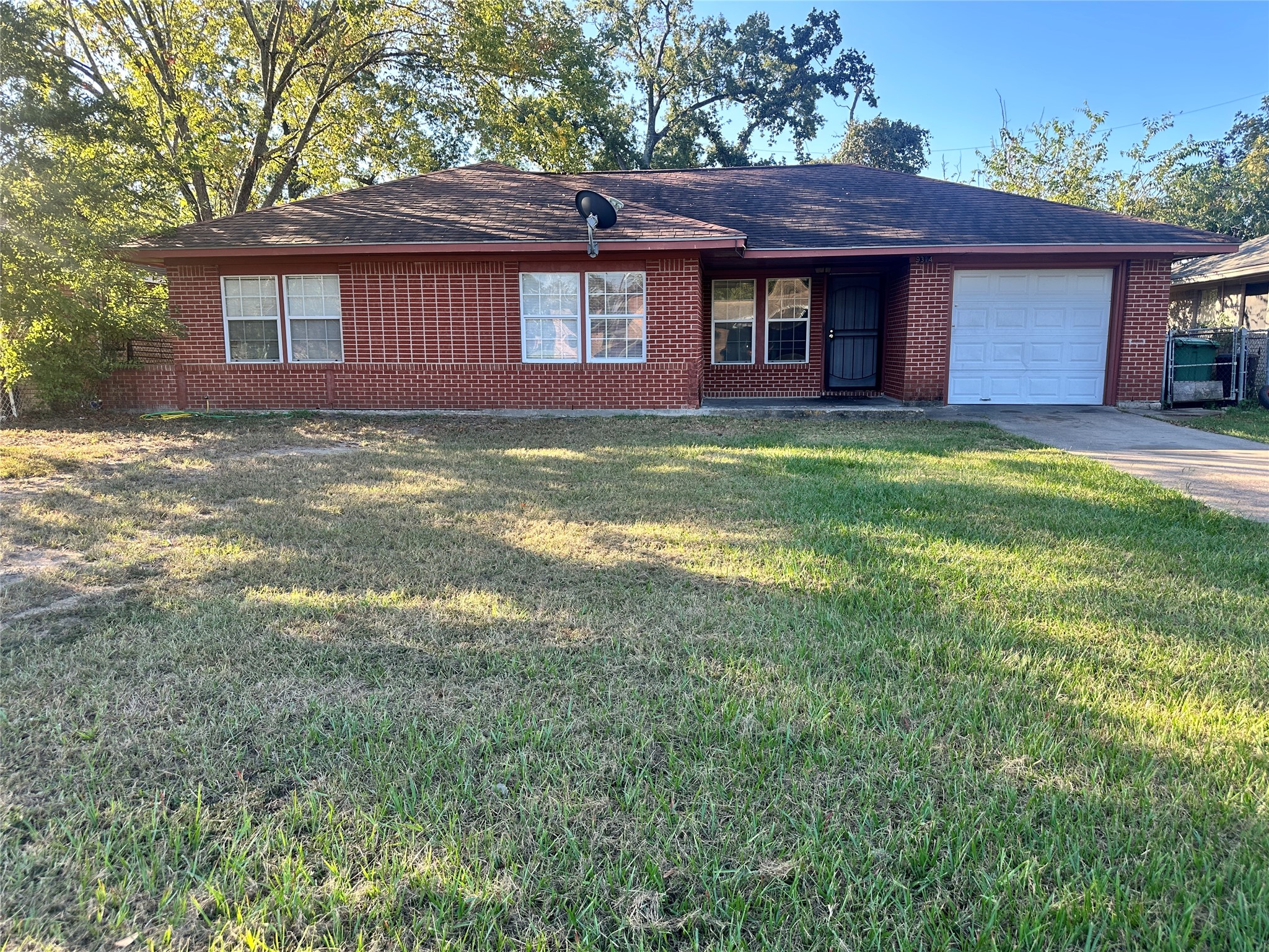 9314 Woodlyn Road Houston, TX 77078 - Photo 6 of 7 a view of a house with a yard