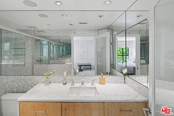 $8,450 | 720 Huntley Drive, Unit 202, West Hollywood, CA 90069