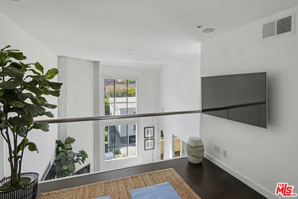 $8,450 | 720 Huntley Drive, Unit 202, West Hollywood, CA 90069