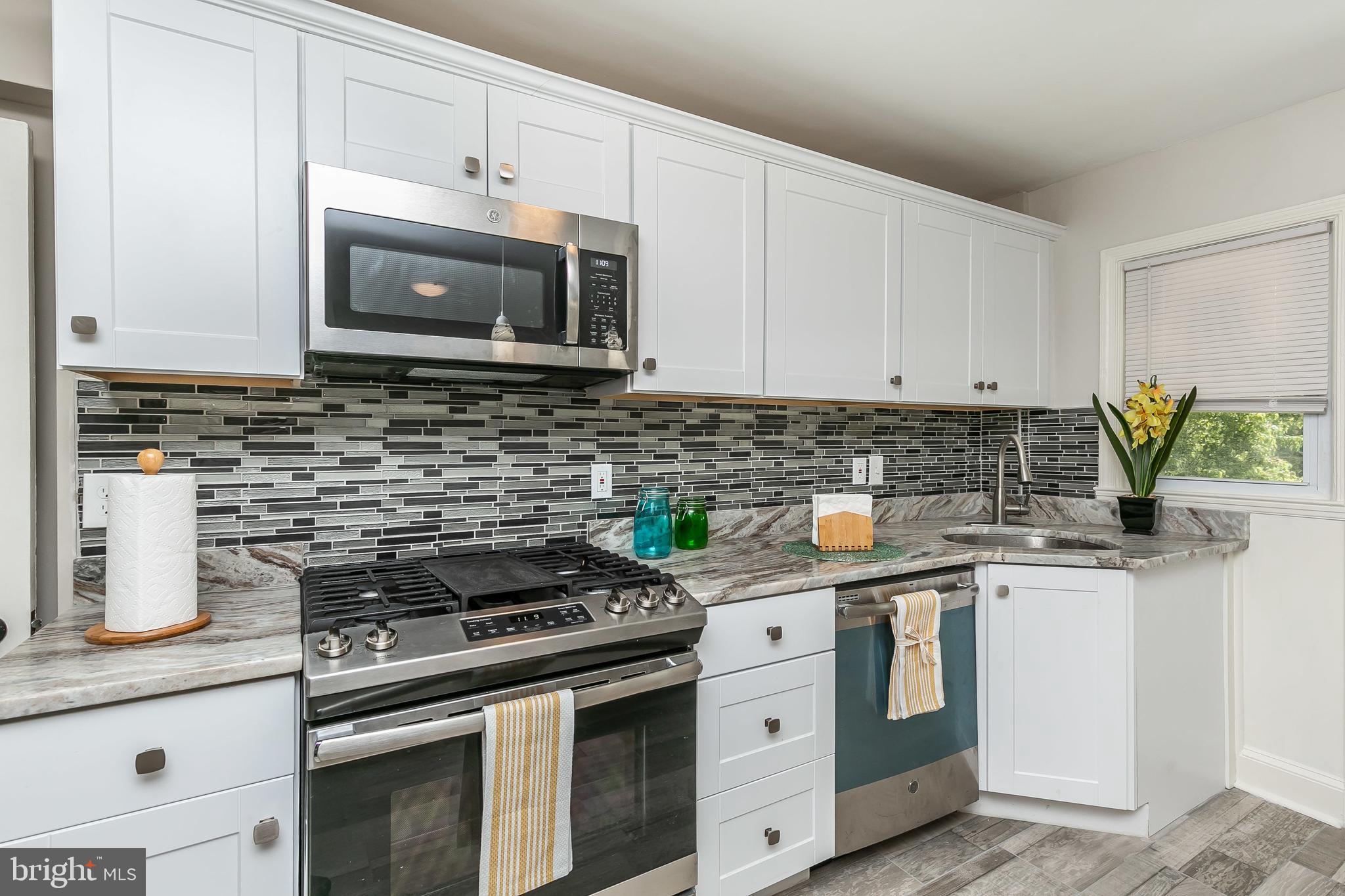 5939 Falkirk Road Baltimore, MD 21239 - Photo 20 of 54 Lovely Glass Tile Backsplash