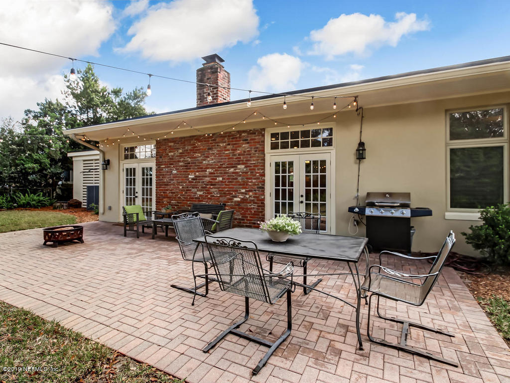 945 Mapleton Terrace Jacksonville, FL 32207 - Photo 25 of 45 a view of a patio with table and chairs and potted plants