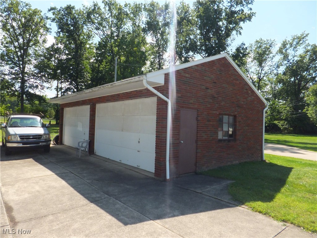 5113 Snow Road Cleveland, OH 44134 - Photo 35 of 40 Garage with a lawn