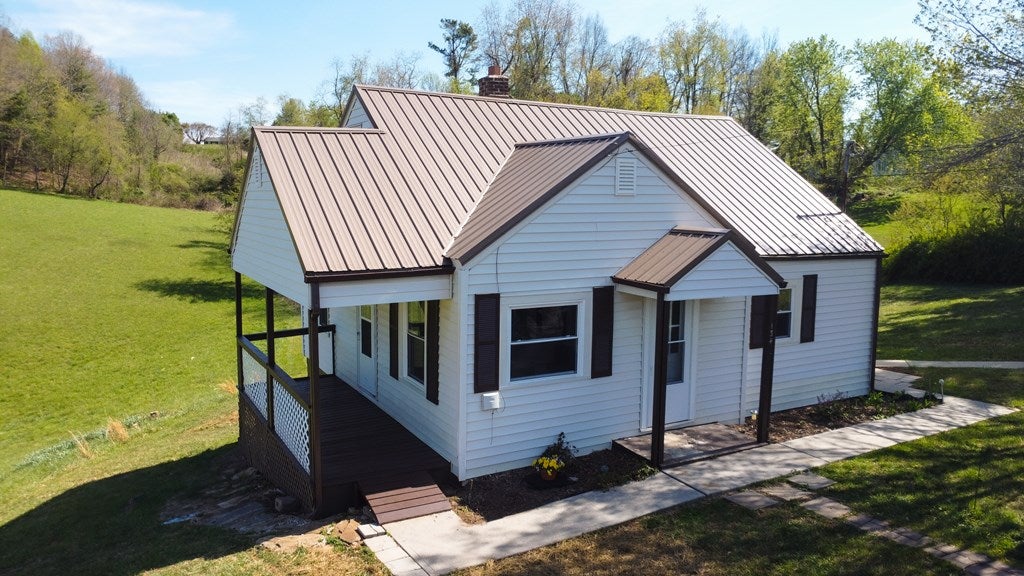 134 Poplar Grove Road Galax, VA 24333 - Photo 5 of 22 Gallery Image 5