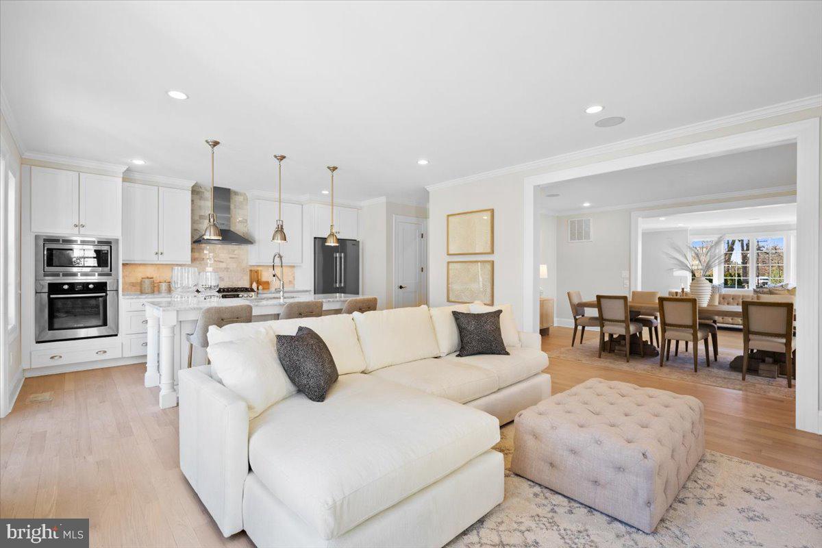 3213 Foxhall Road Northwest Washington, DC 20016 - Photo 4 of 35