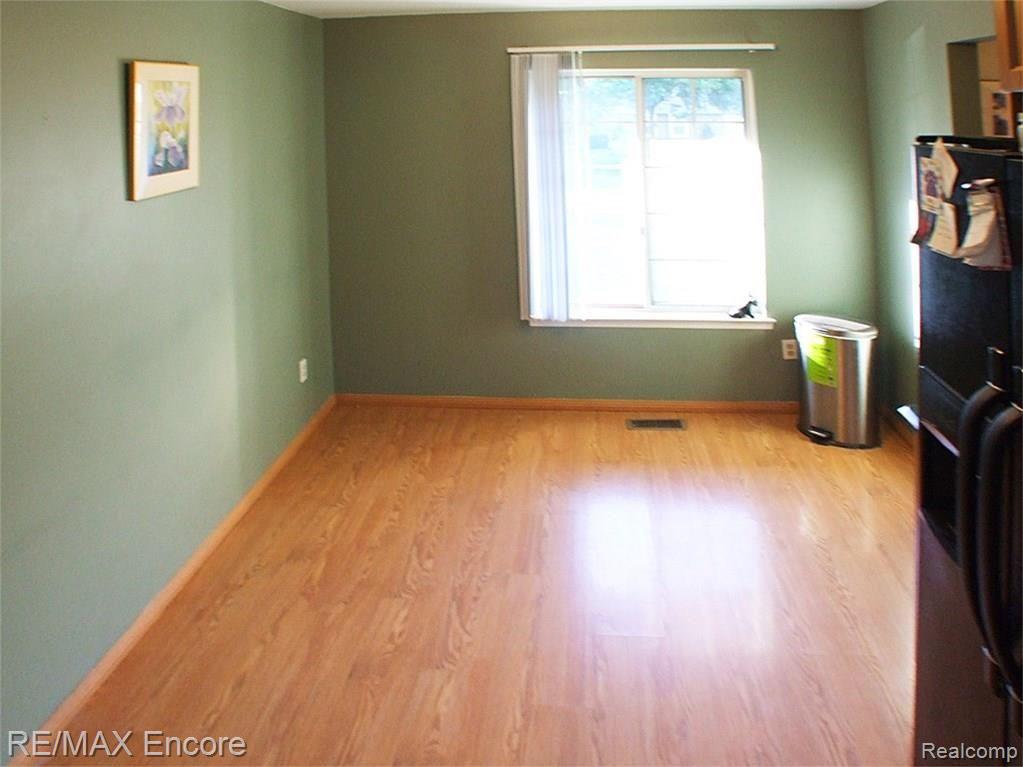 1747 Henbert Road West Bloomfield, MI 48324 - Photo 8 of 22 Kitchen nook with room for large table and chairs