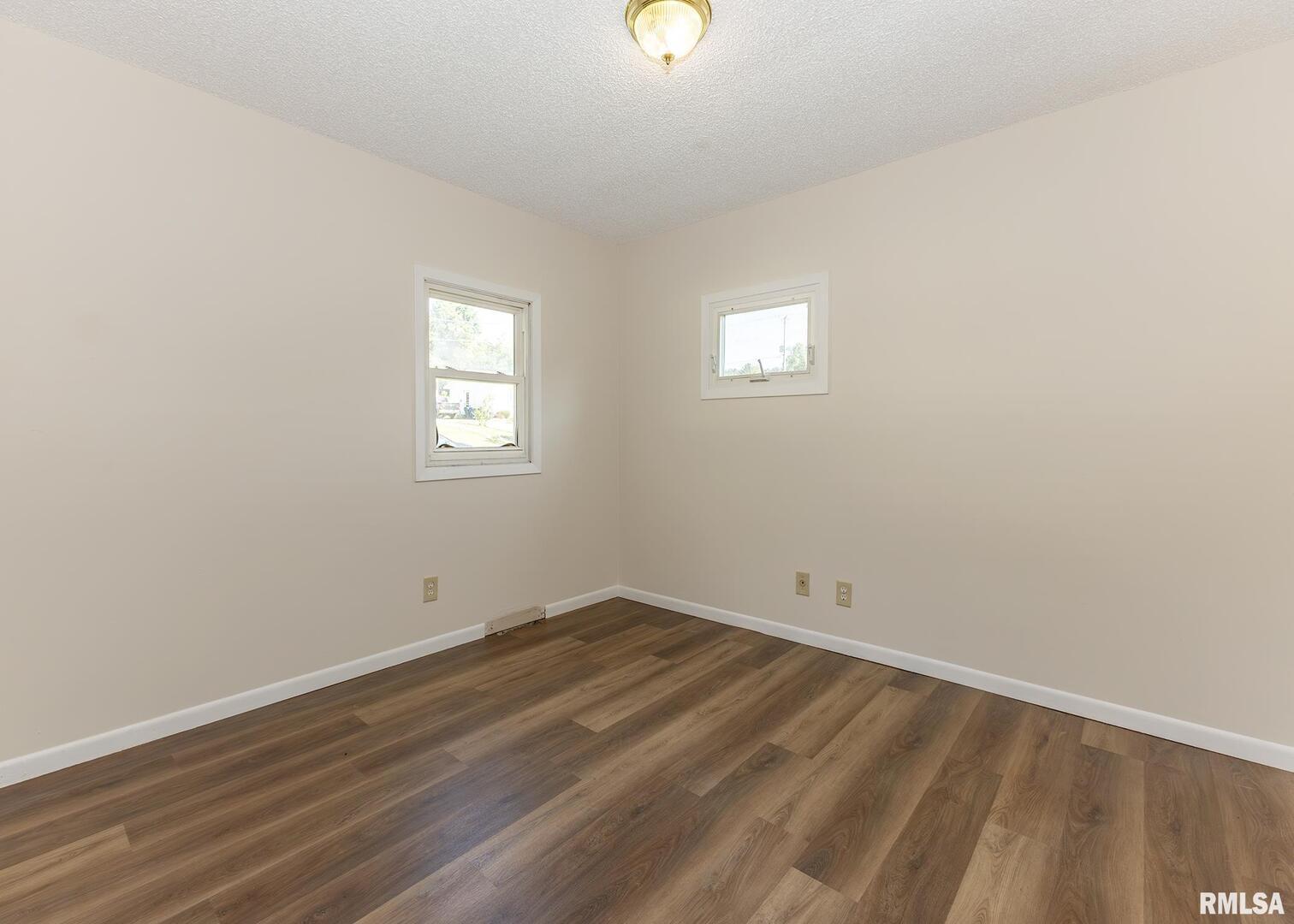 1529 North 8th Street Clinton, IA 52732 - Photo 12 of 15 an empty room with a window