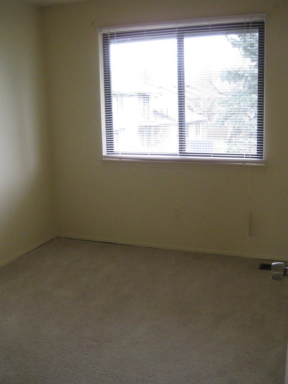 24690 Chalkfarms Warren, MI 48091 - Photo 15 of 30 31269677-14.JPG