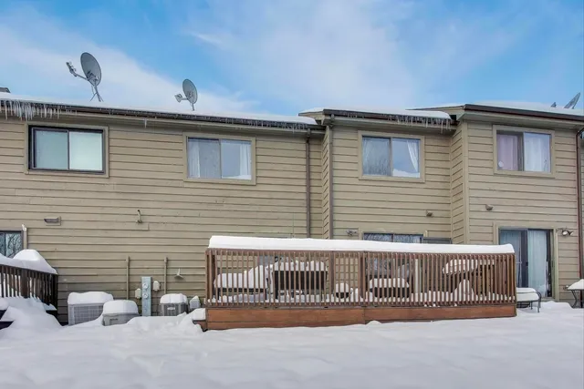 $240,000 | 174 Dunbar Lane, East Dundee, IL 60118