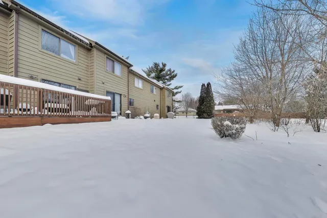 $240,000 | 174 Dunbar Lane, East Dundee, IL 60118