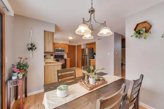 $240,000 | 174 Dunbar Lane, East Dundee, IL 60118