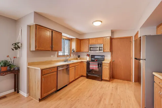 $240,000 | 174 Dunbar Lane, East Dundee, IL 60118