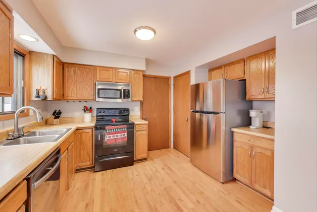 $240,000 | 174 Dunbar Lane, East Dundee, IL 60118