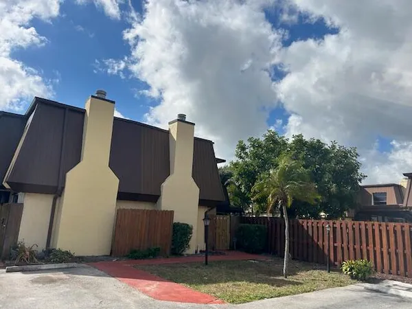a front view of house with yard
