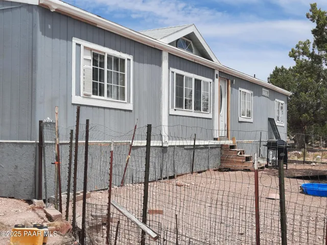 a view of a house with backyard