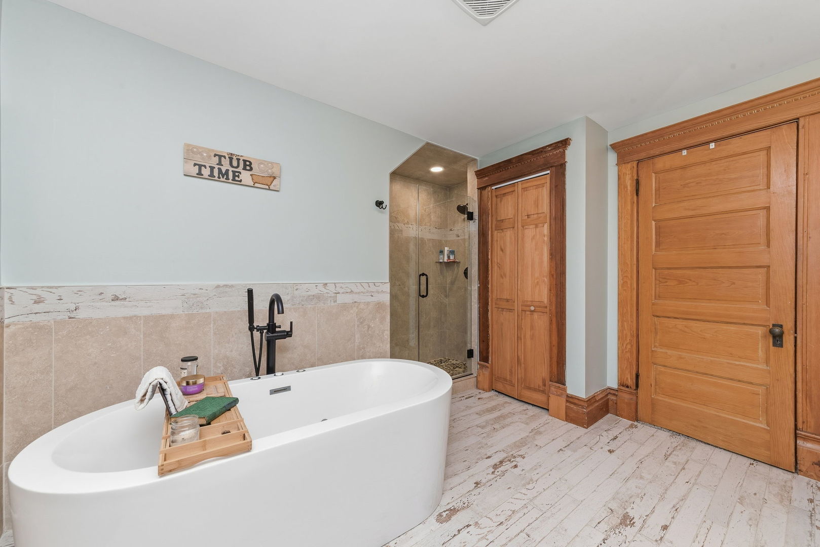 410 West Reader Street Elburn, IL 60119 - Photo 12 of 19 a bathroom with a tub a sink and shower