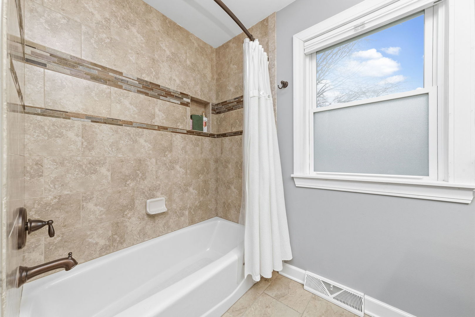410 West Reader Street Elburn, IL 60119 - Photo 9 of 19 a bathroom with a bathtub and a shower