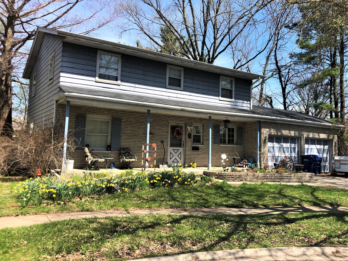 9 Evergreen Circle DeKalb, IL 60115 - Photo 1 of 14 a front view of a house with garden