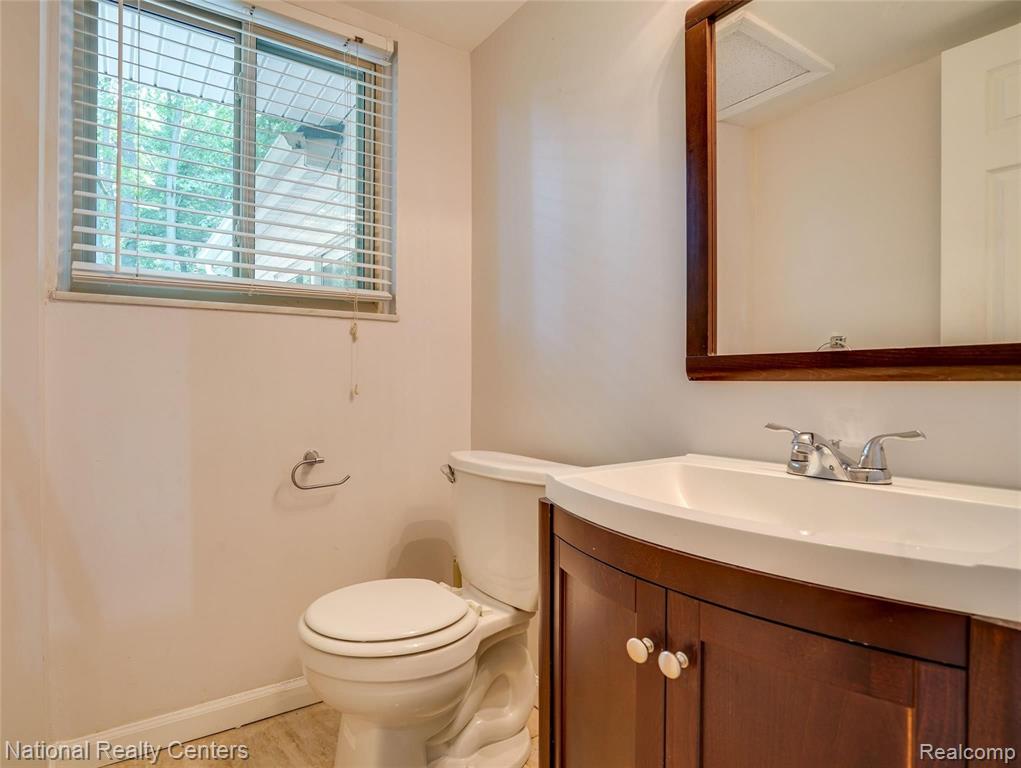 2375 Lochaven Road West Bloomfield, MI 48324 - Photo 18 of 24