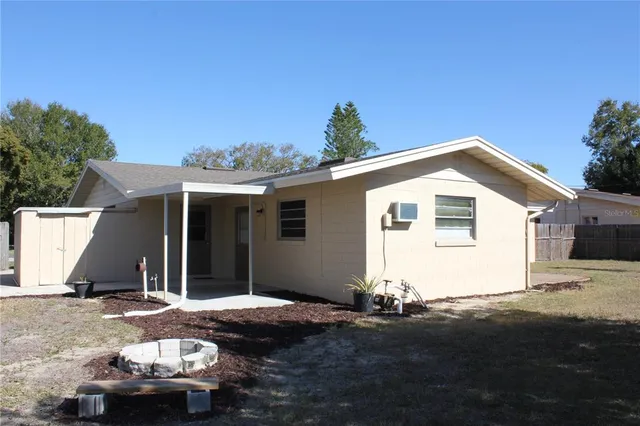 a view of a house with backyard