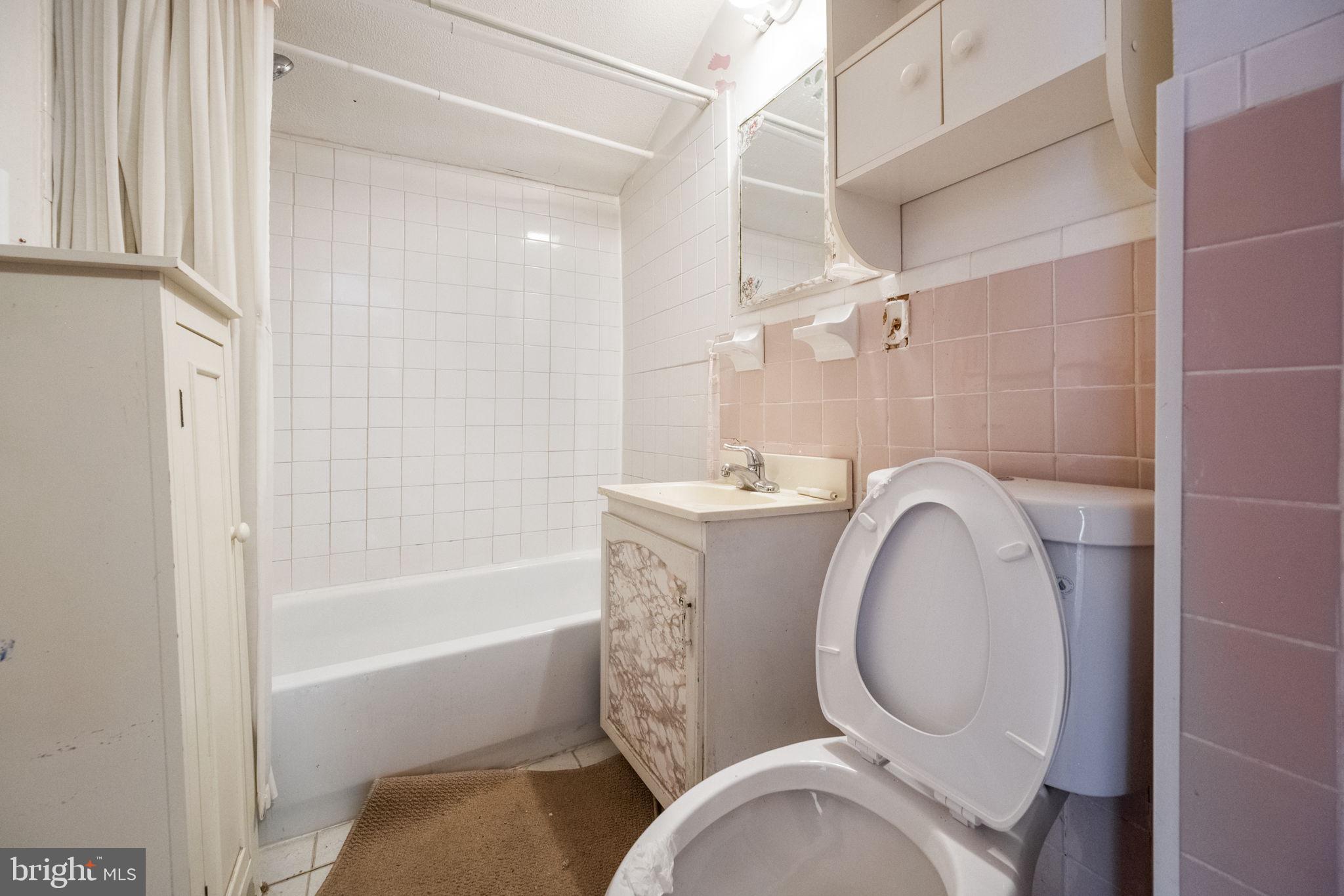 852 50th Place Northeast Washington, DC 20019 - Photo 15 of 26 a bathroom with a toilet a sink and bathtub