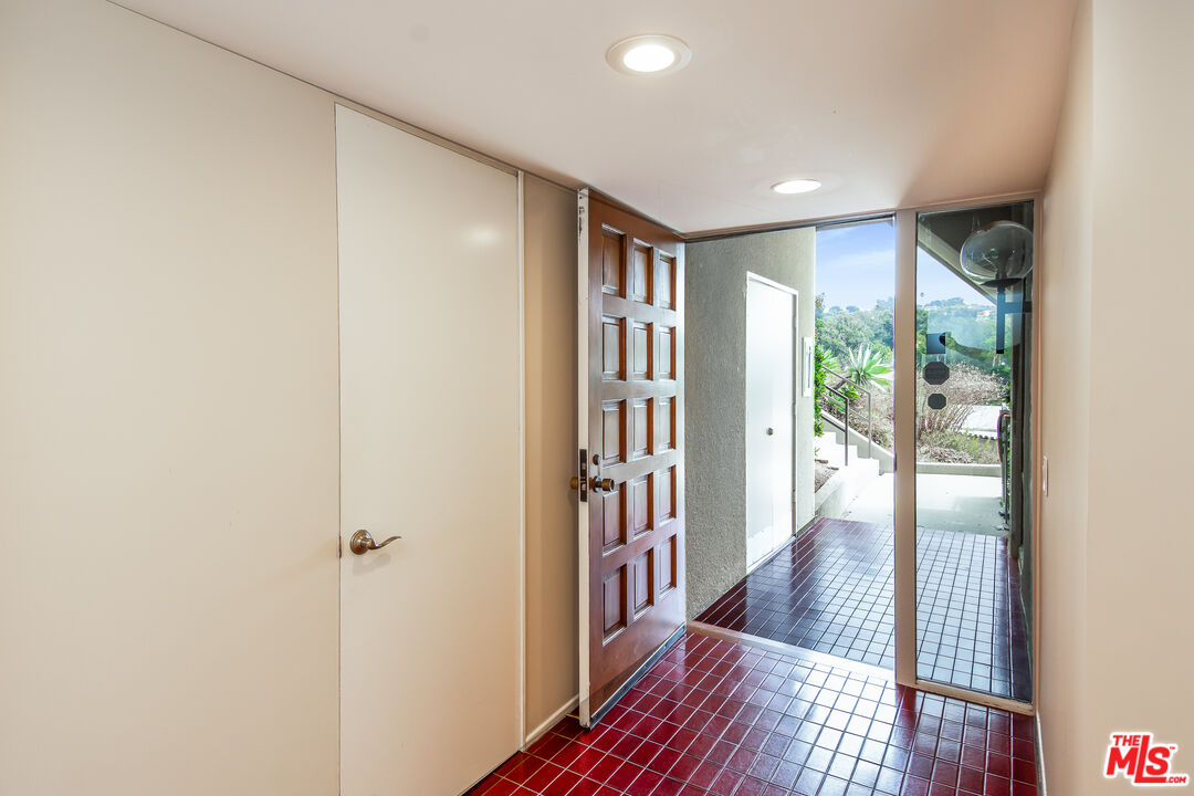 18057 Coastline Drive, Unit 5 Malibu, CA 90265 - Photo 3 of 20