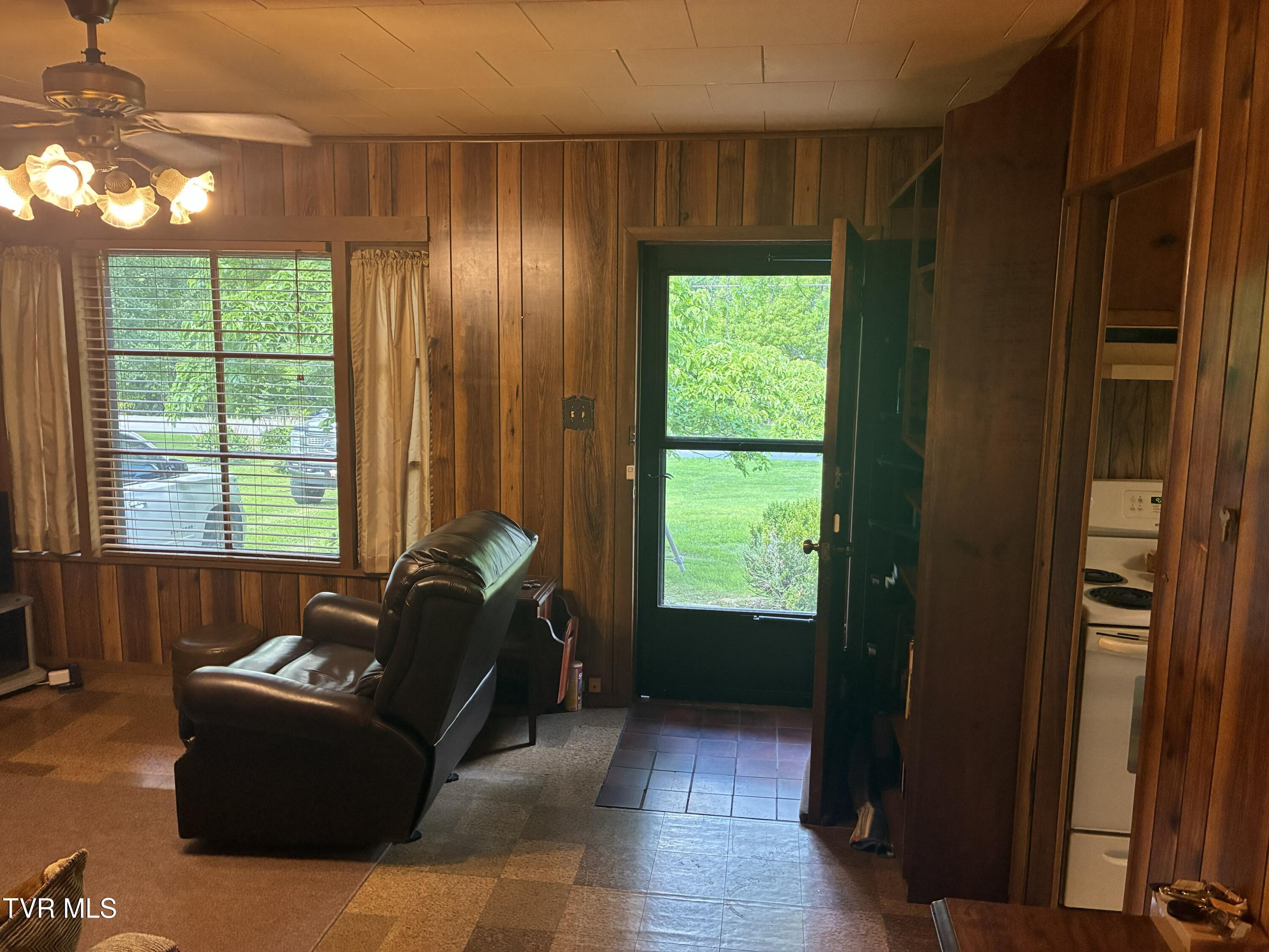 940 Middle Creek Road Afton, TN 37616 - Photo 35 of 80 Interior Living Room