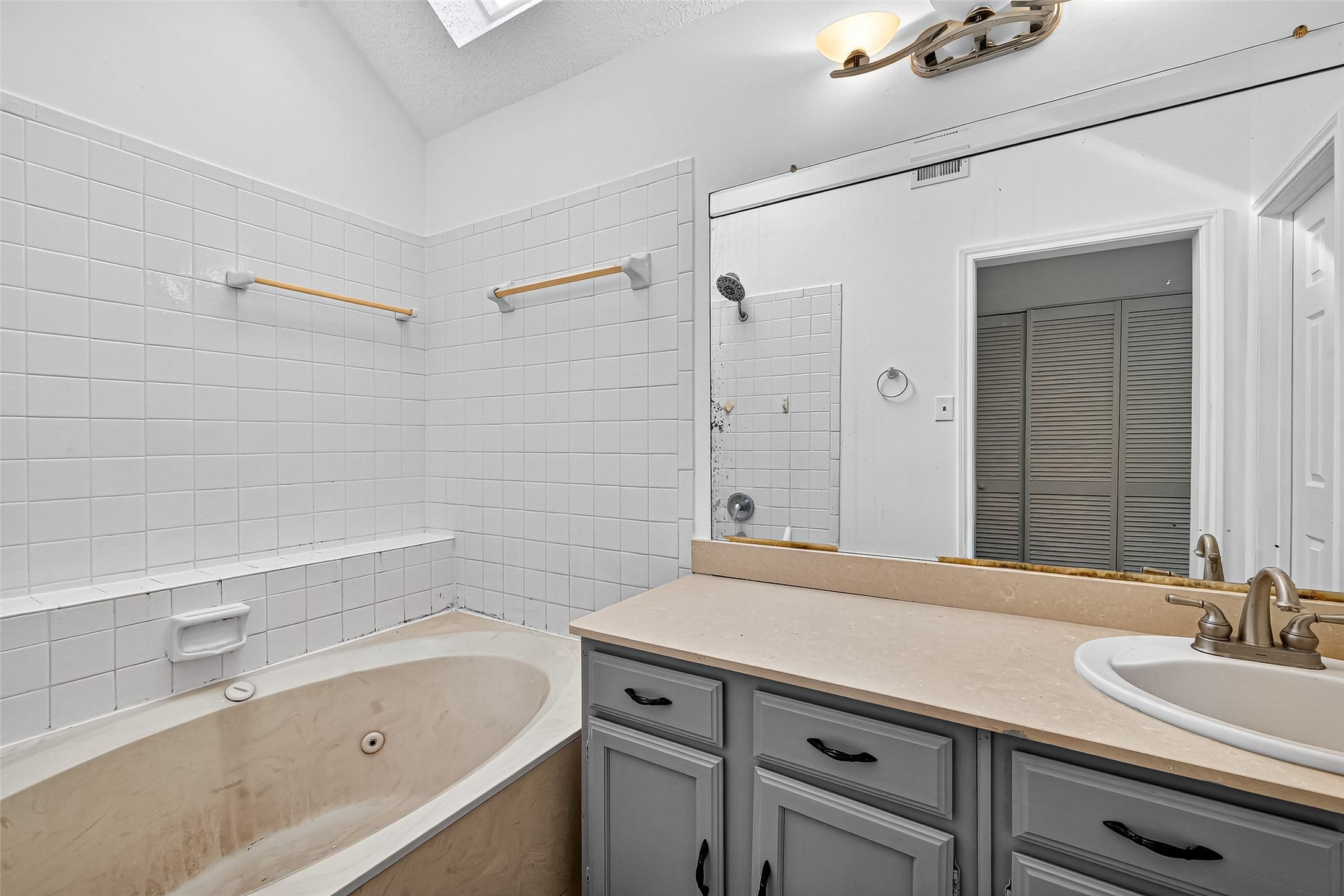 9610 West Withers Way Circle Houston, TX 77065 - Photo 32 of 45 Primary Bathroom