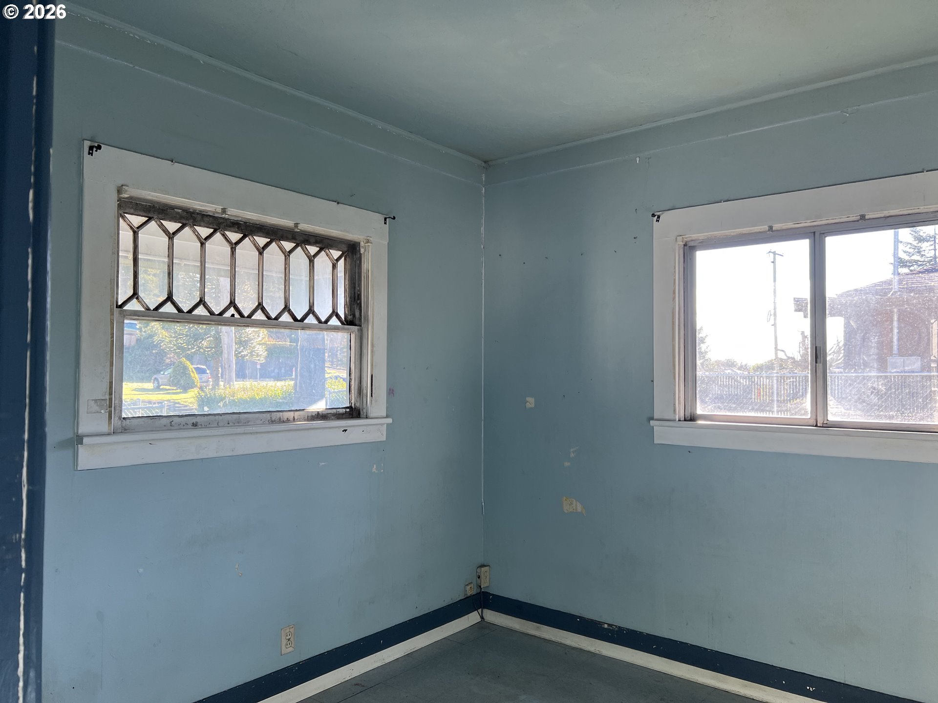 2260 Meade Avenue North Bend, OR 97459 - Photo 19 of 37 an empty room with a window