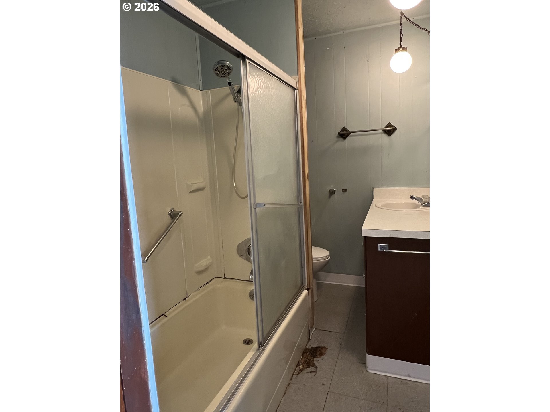 2260 Meade Avenue North Bend, OR 97459 - Photo 20 of 37 a bathroom with a bathtub and a shower
