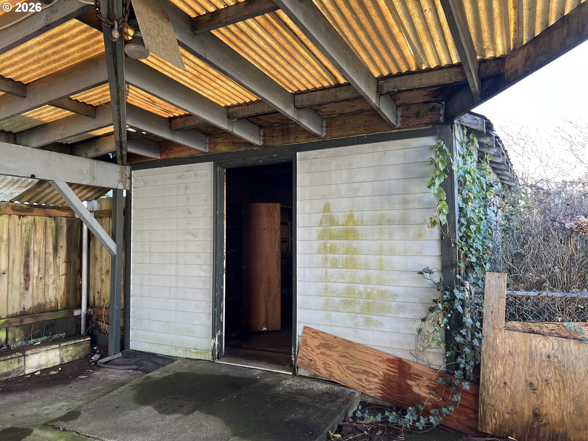 2260 Meade Avenue North Bend, OR 97459 - Photo 23 of 37 a view of a garage