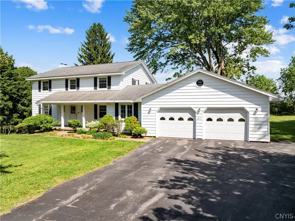 $450,000 | 6 Lloyds Lane, New Hartford, NY 13413