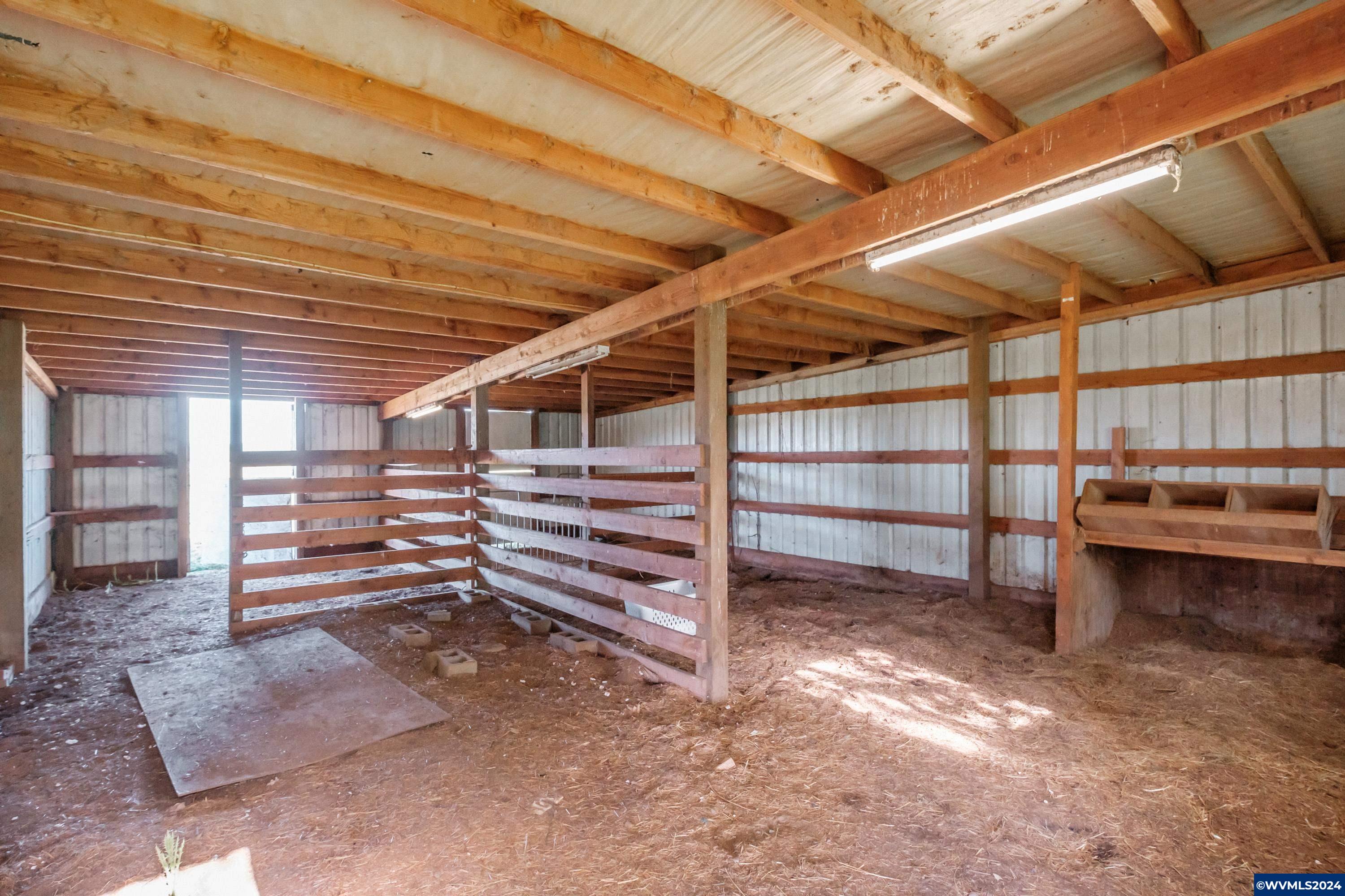 2550 Perrydale Road Dallas, OR 97338 - Photo 31 of 39 a view of a room with racks