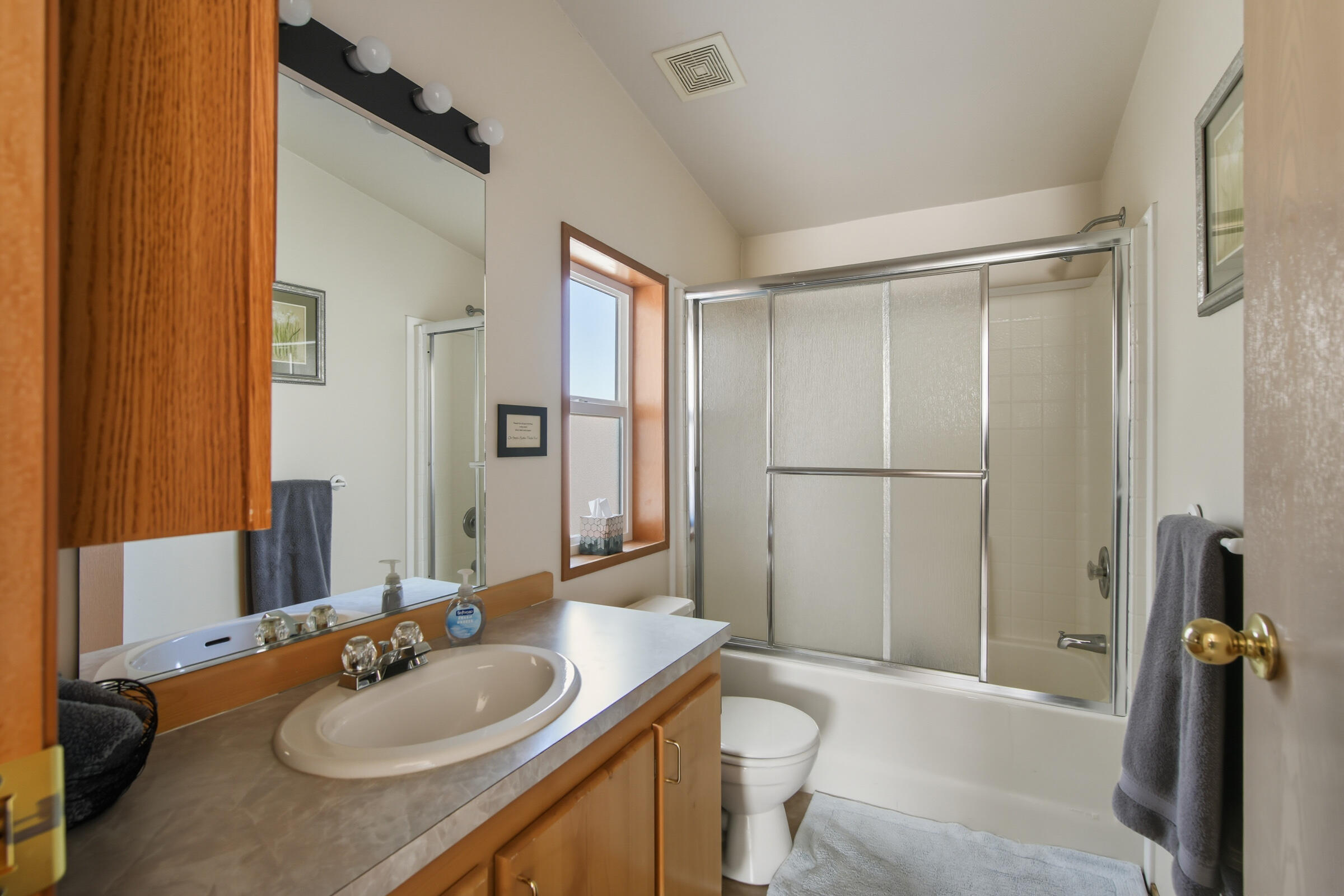 9813 Geneva View Road Terrebonne, OR 97760 - Photo 32 of 43 manufactured home's shared bathroom
