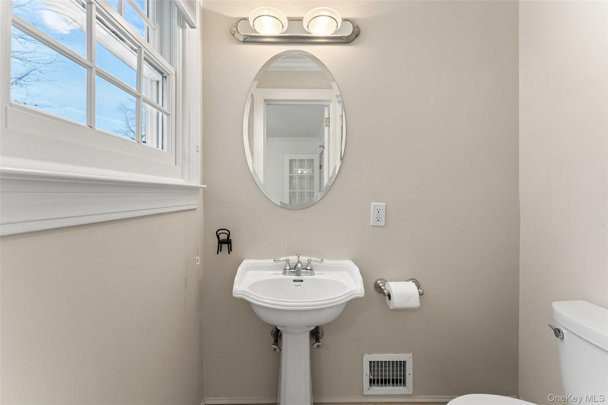 14 Wakefield Road Scarsdale, NY 10583 - Photo 14 of 27 1st floor powder room