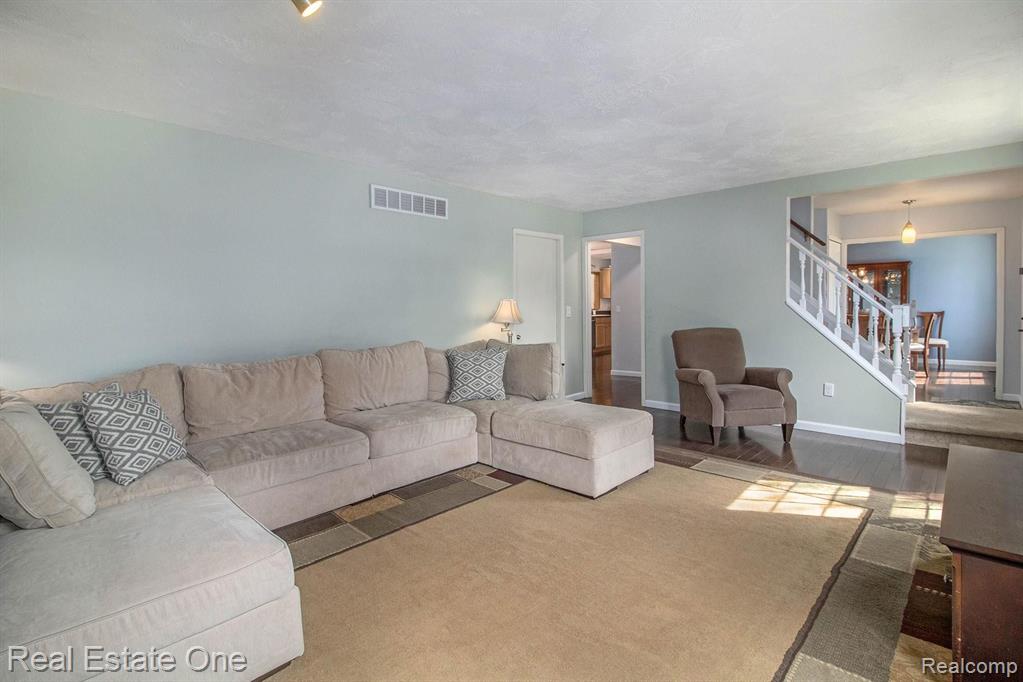 1296 Barneswood Lane Rochester Hills, MI 48306 - Photo 5 of 32
