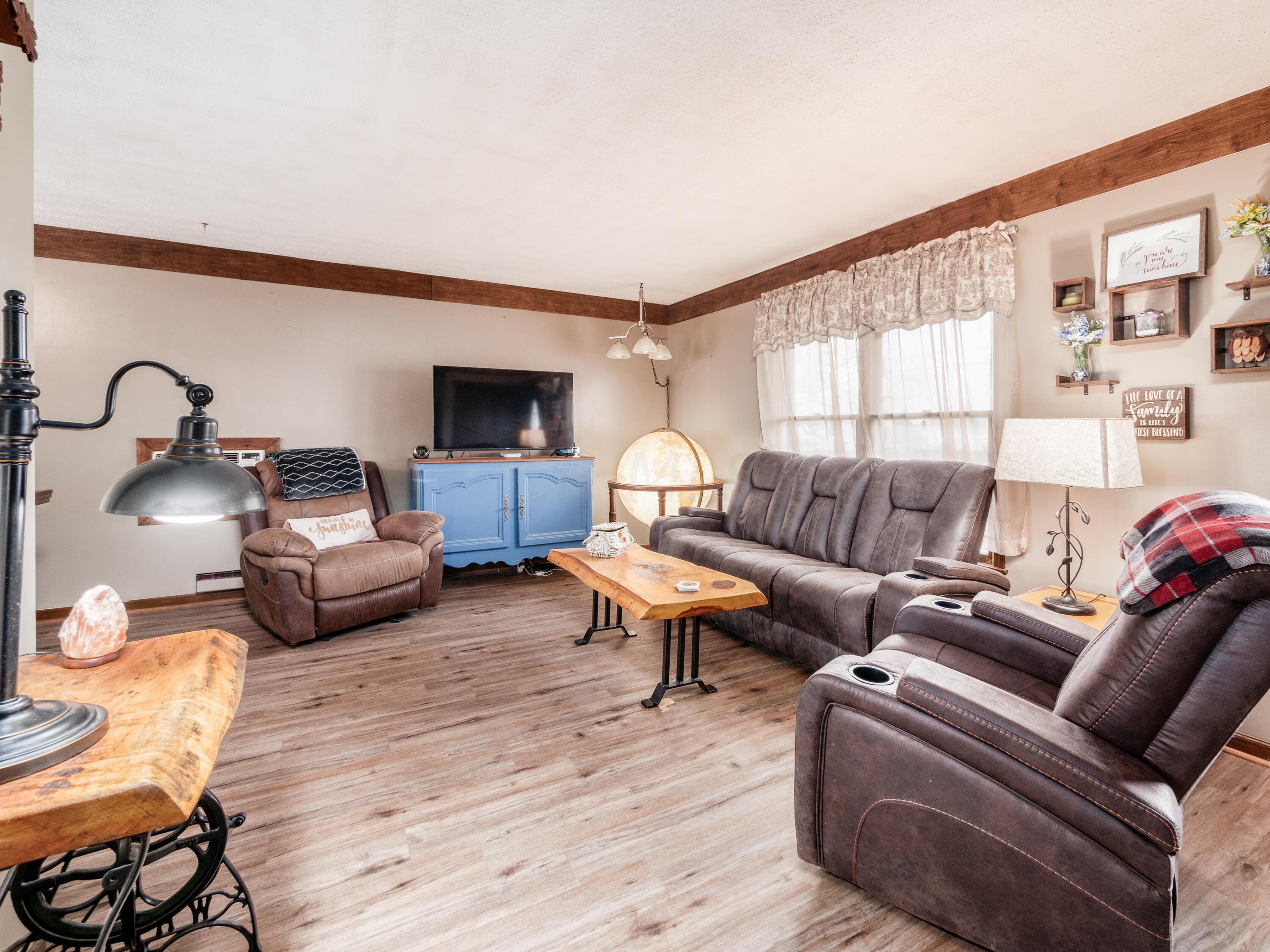 1891 Kauffman Road Marion, OH 43302 - Photo 5 of 41 Living Room