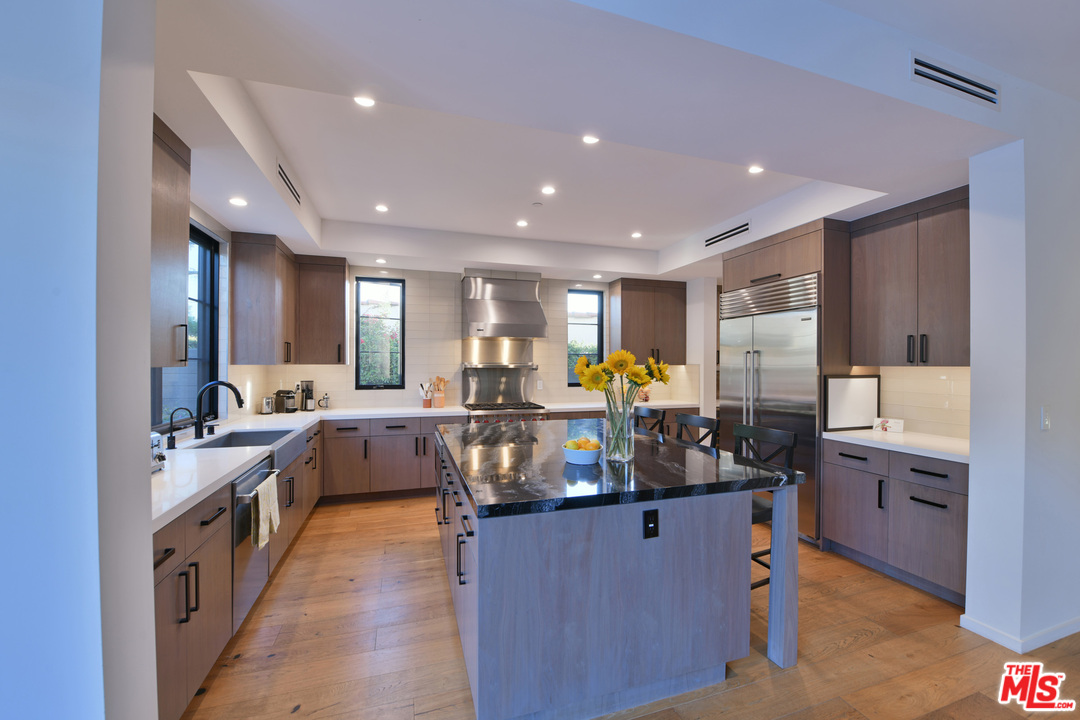 10560 Rountree Road Los Angeles, CA 90064 - Photo 9 of 32 Gallery Image 9